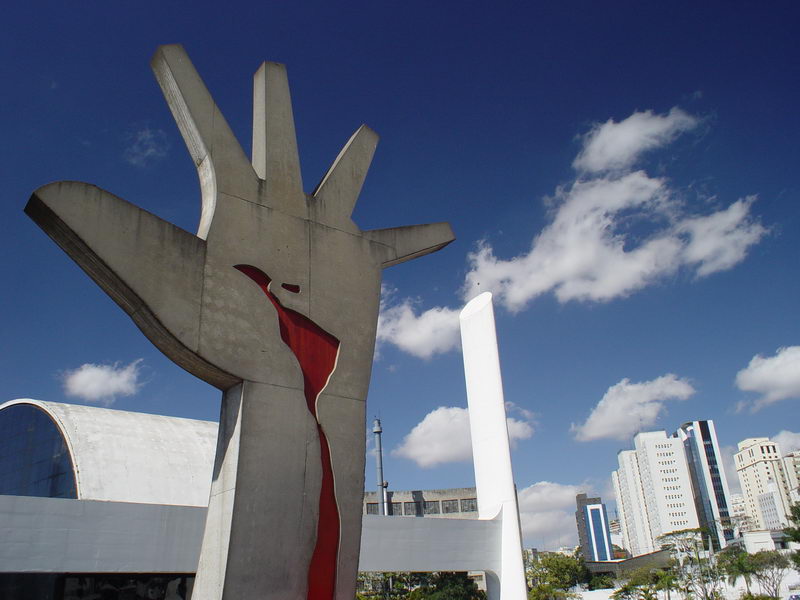 A famosa mo, onde o sangue que escorre  um mapa da Amrica Latina, smbolo inconteste do Memorial